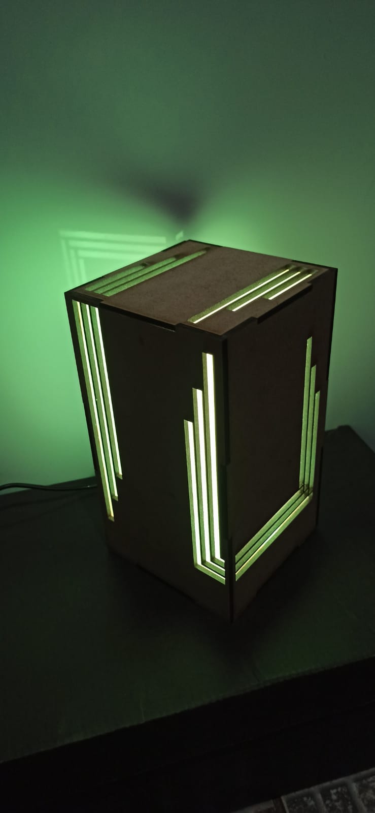 Luminária de Mesa com Leds RGB e Controle Remoto