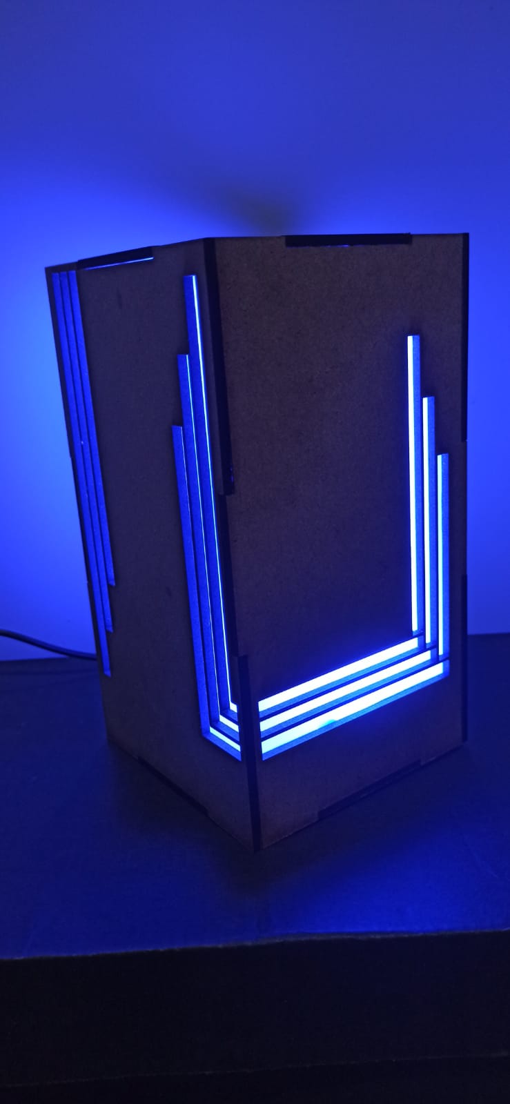 Luminária de Mesa com Leds RGB e Controle Remoto