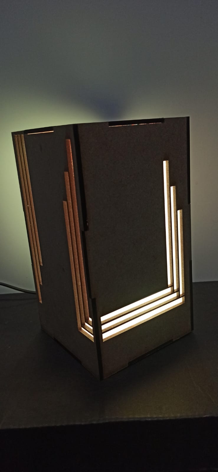 Luminária de Mesa com Leds RGB e Controle Remoto