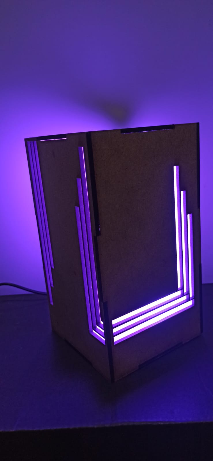 Luminária de Mesa com Leds RGB e Controle Remoto