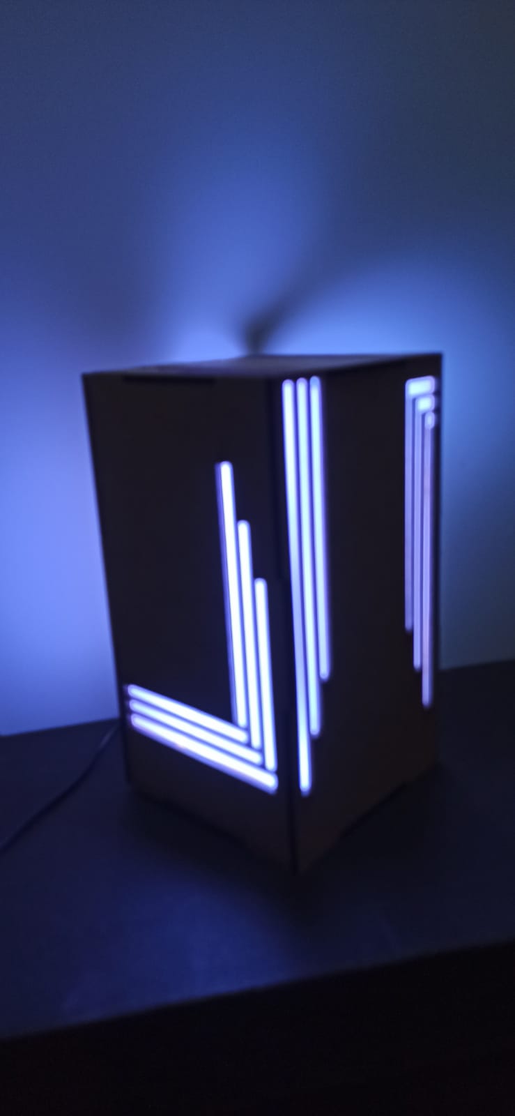 Luminária de Mesa com Leds RGB e Controle Remoto